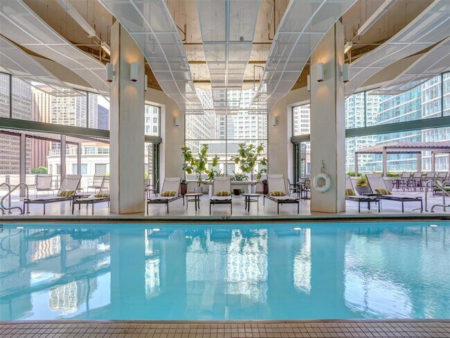 Piscina de entrenamiento abierta todo el año con tecnología Nana Wall - Cityfront Place