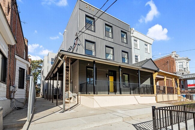 Foto del edificio - 228 N 63rd St