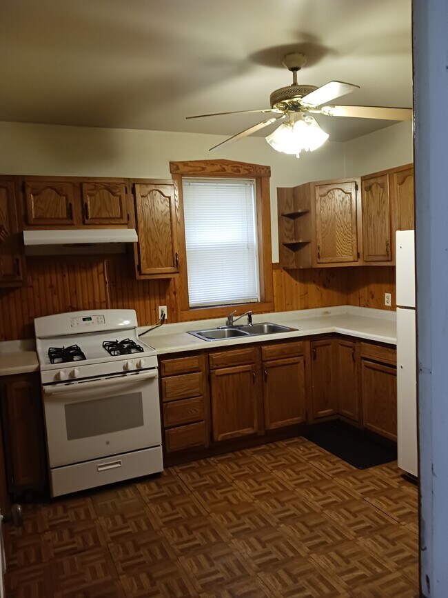Kitchen - 5902 W Wilson Ave