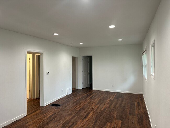 Foto del edificio - Remodeled 2 Bedroom House for Rent