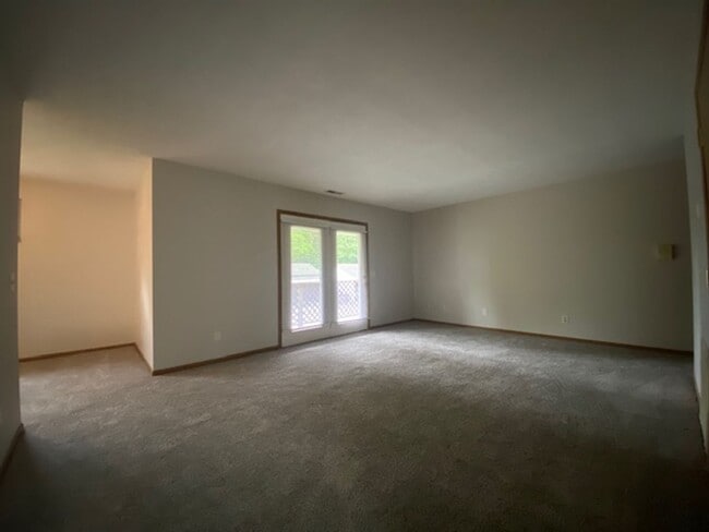 Building Photo - 2 Bed 1 Bath Unit Available in Springfield+