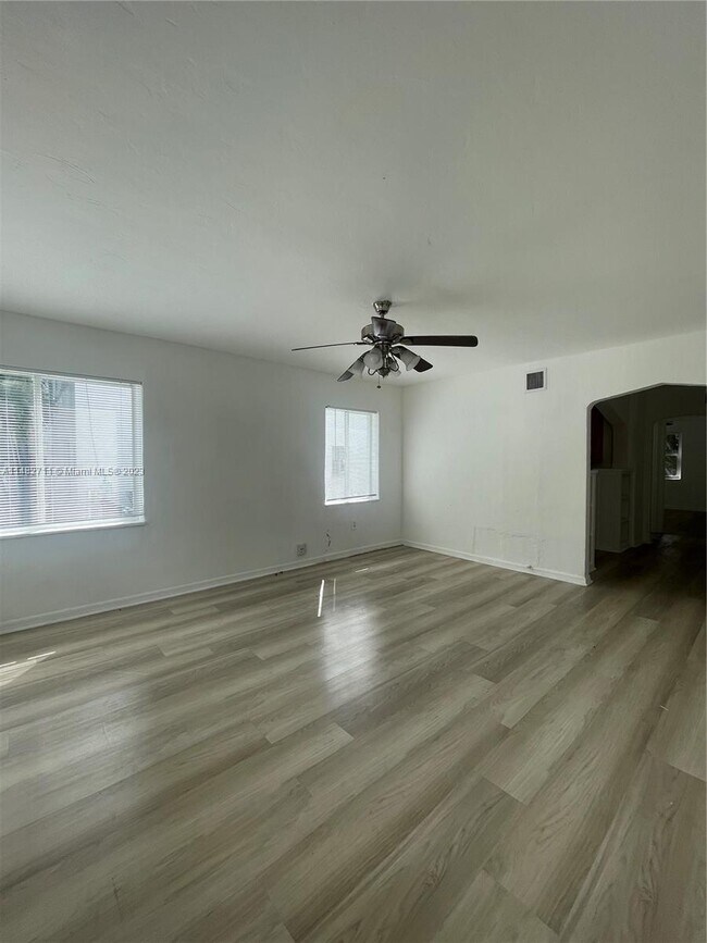 Foto del edificio - 550 NE 63rd St