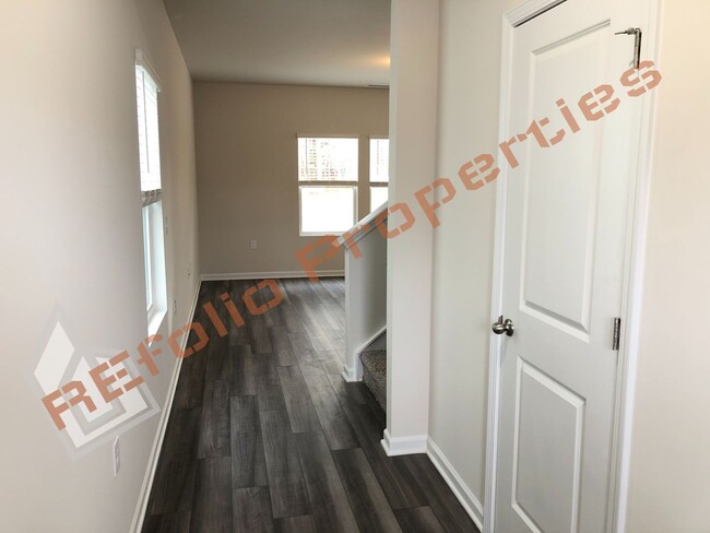 Building Photo - Beautiful 3 Bedroom, 2.5 Bath house w/ 2 C...
