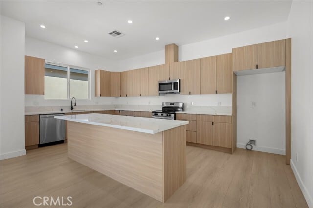 Building Photo - 6948 Amestoy Ave