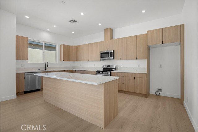 Foto del edificio - 6948 Amestoy Ave