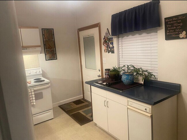 Cocina 2 - 733 Riley Ave