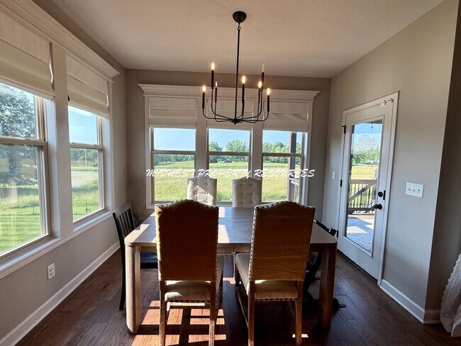 Foto del edificio - Stunning 4 Bedroom Reverse 1.5 Story Home ...