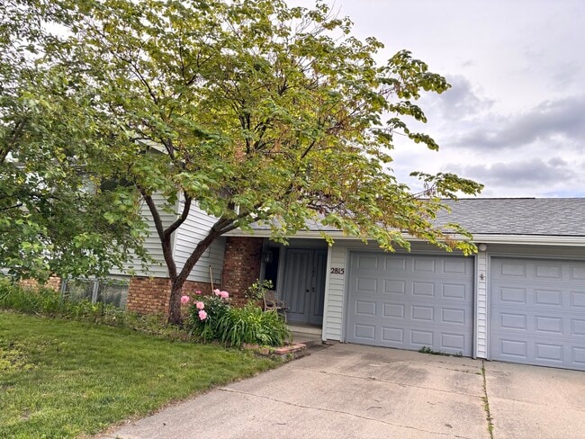 Building Photo - 2815 Monroe Dr