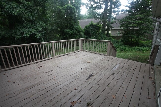 Building Photo - 3 Bedroom/ 2 Bathroom Home!