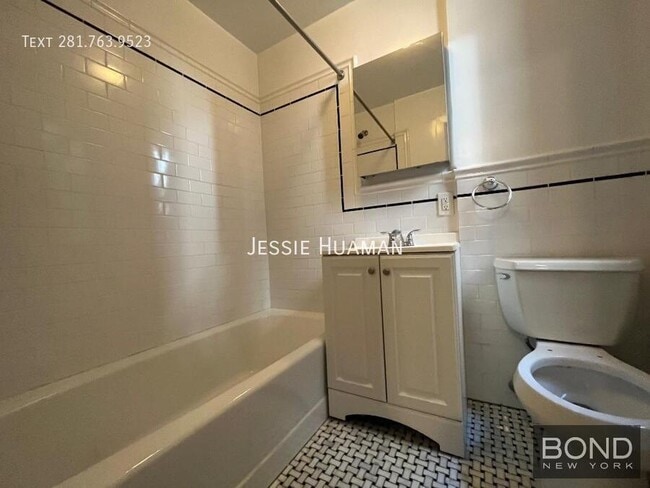 Foto del edificio - 218 W 10th St