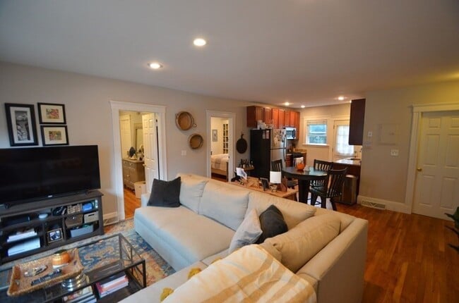 Building Photo - Beautiful 2 Bed near Dorchester Center!