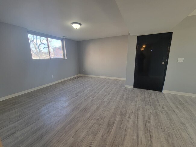 Foto del edificio - 1808 N James H McGee Blvd