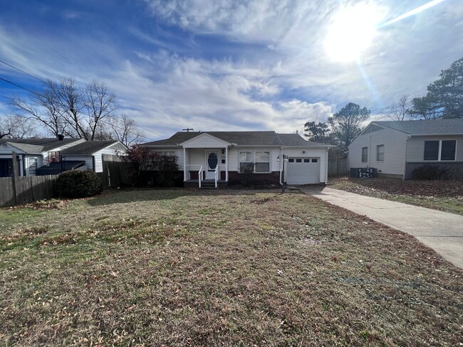 Building Photo - Adorable 2-bedroom 1-bathroom house in Mid...