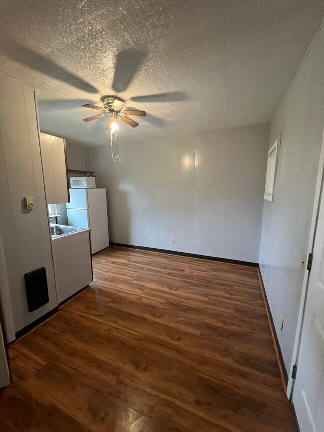 Estudio pequeño - 805 Garibaldi Ave