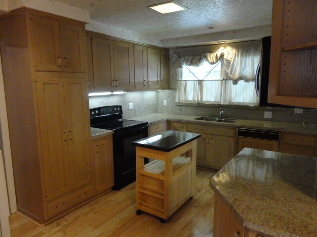 Foto del edificio - Throwback Charm Meets Spacious Living – Groovy Pool Home $1,000 Move in Special before May 31st 2026