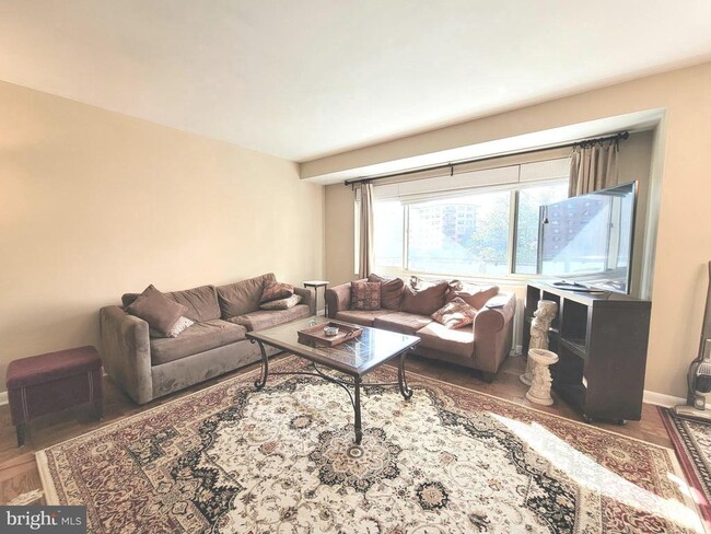 Foto del edificio - 4201 Cathedral Ave NW
