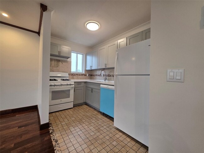 Building Photo - 125 White Plains Rd