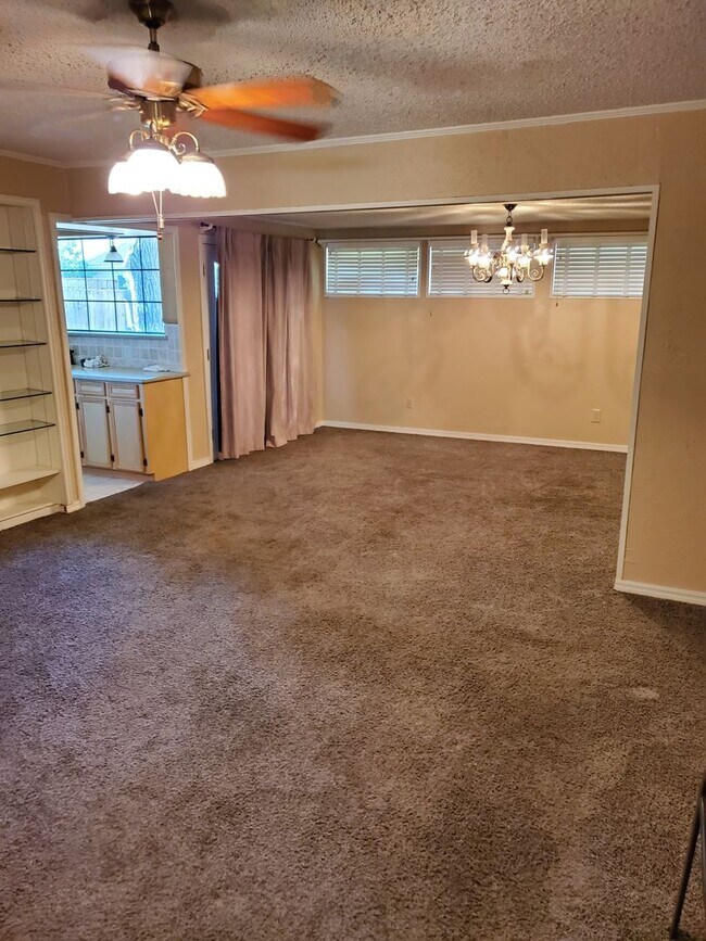 Building Photo - Cozy 3 Bedroom 2 bath centrally located