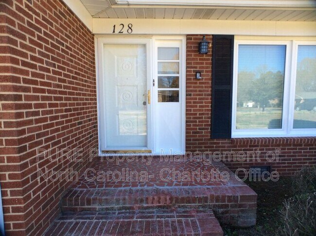 Building Photo - 128 Kensett Ave