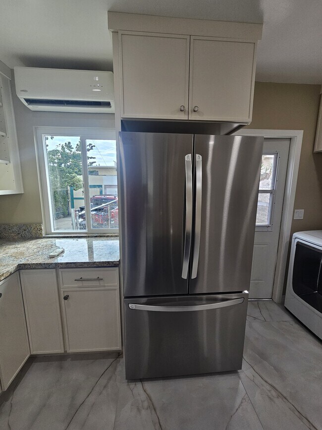 ¡Nuevo refrigerador grande con dispensador de agua! - 918 E Elk Ave
