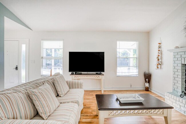 Building Photo - 314 24th St W