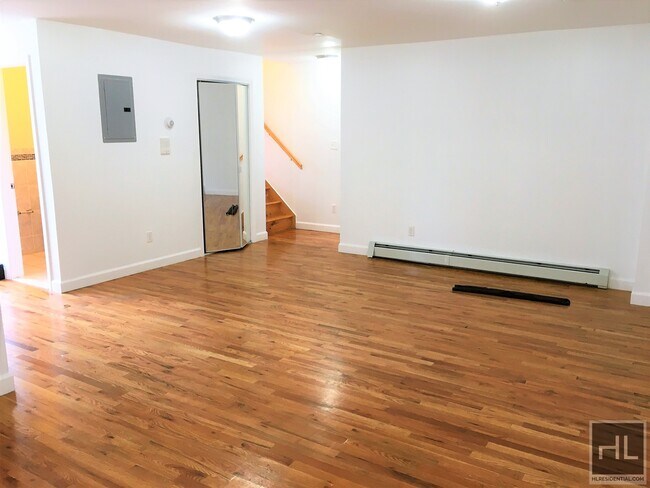 Building Photo - 867 E 95th St