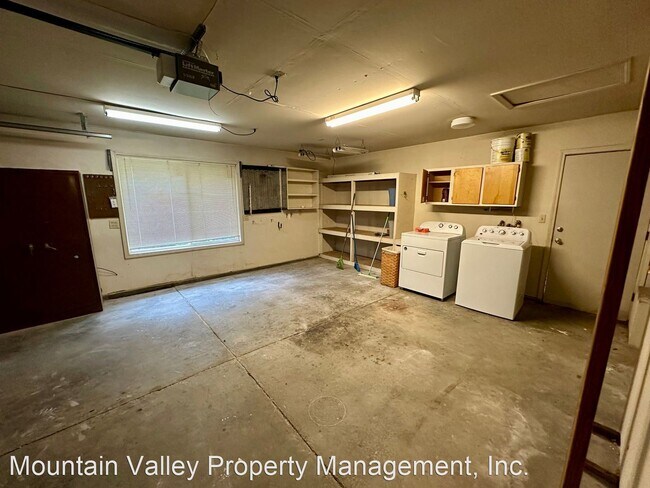 Building Photo - 3 br, 2 bath House - 178 Cypress Hills Drive