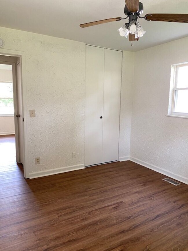 Foto del edificio - Three Bedroom, 1.5 Bath Home with Garage, Large Backyard!!