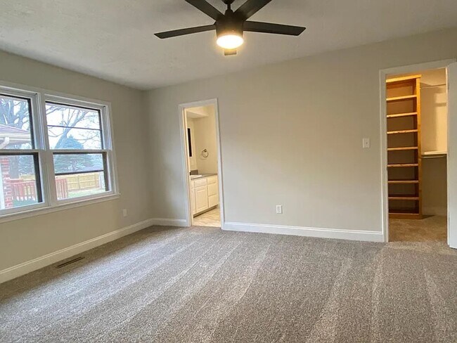 Foto del edificio - Charming 3-Bedroom Home in a Great South S...
