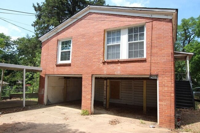 Building Photo - Cozy 2 Bedroom, 1 Bath Garage Apartment in...