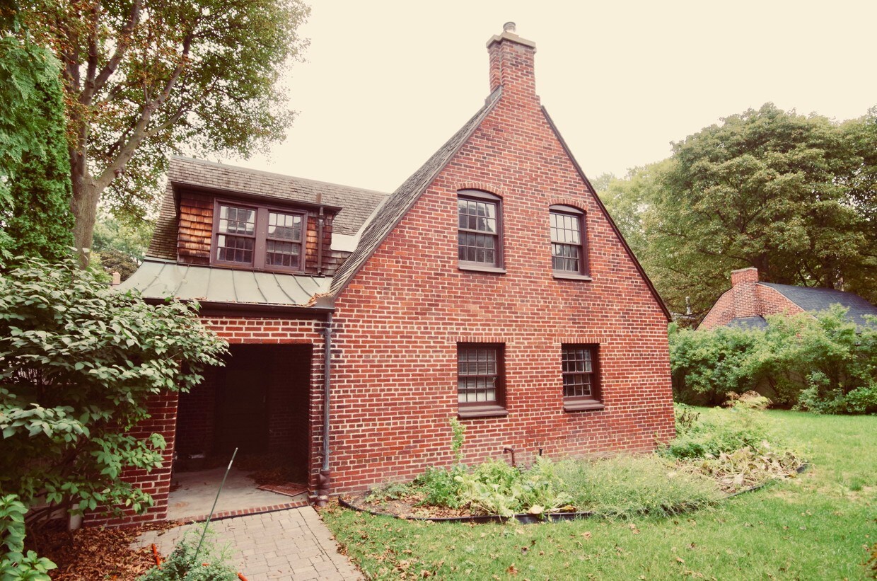 Primary Photo - 2240 Seminole St