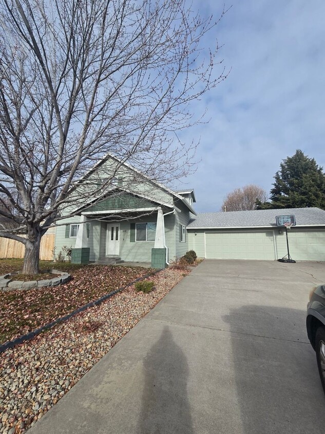 Foto principal - Amazing 4 bed/3 bath home