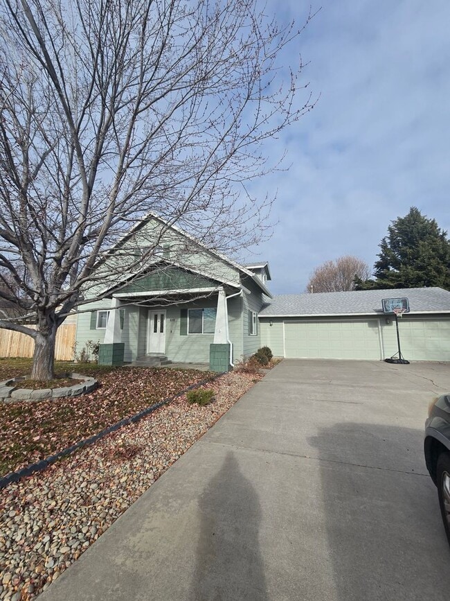 Building Photo - 6315 Metro St