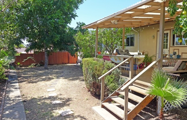 Foto del edificio - 619 N La Cumbre Rd