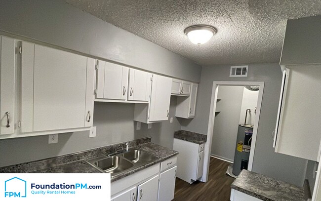 Building Photo - 1056 University St