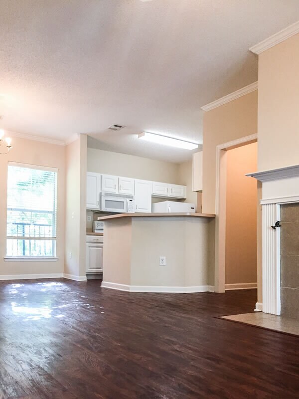 Open kitchen and dining area - 1861 Norman Bridge Rd