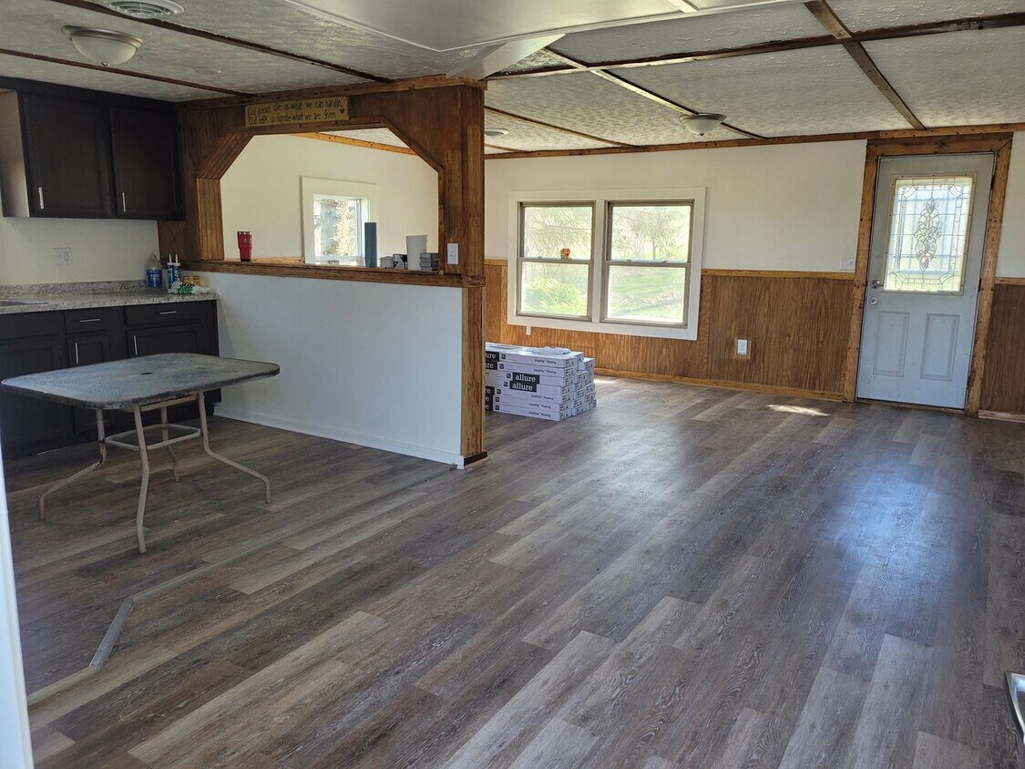 Foto principal - 3 BR 1 Bath - Complete Interior Remodel!
