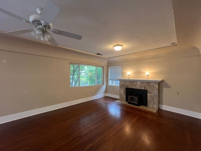 Building Photo - Come check out this Lovely home located in...