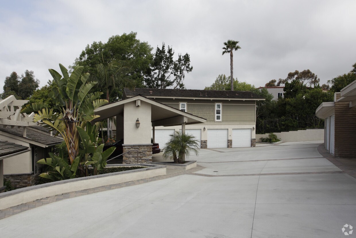 Building Photo - 707-725 Domingo Dr