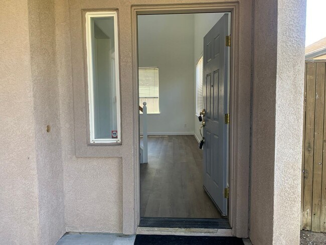 Building Photo - Terrific Brentwood Location!
