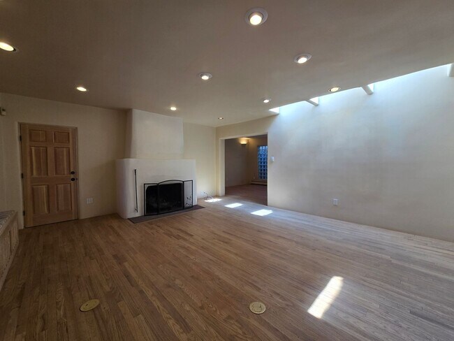 Building Photo - 570 1/2 Garcia St