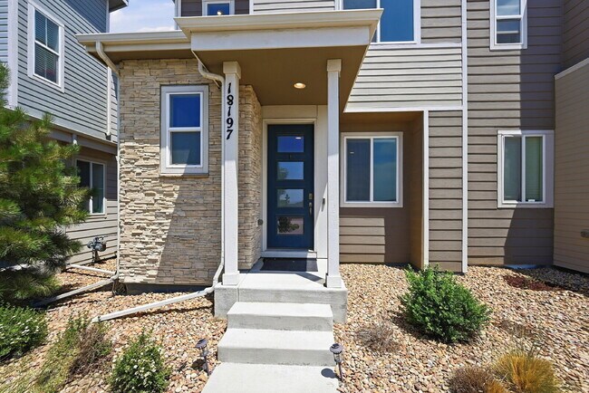 Foto del edificio - $2,395.95, 2-bed, 2.5-bath with a washer and dryer in unit.