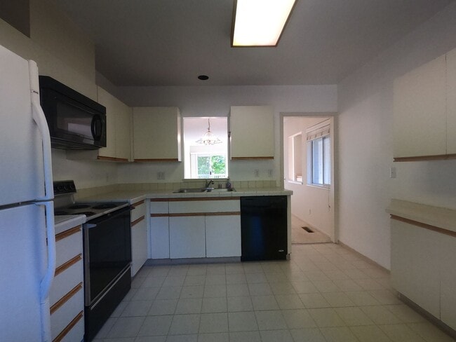 Building Photo - GREAT TWO BEDROOM TWO BATH ONE-LEVEL END U...