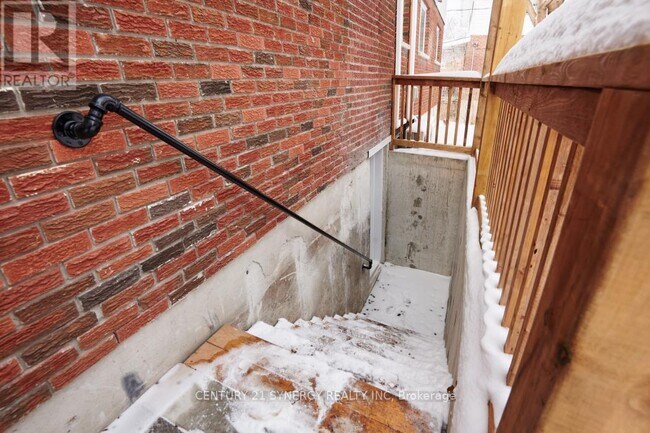 Photo du bâtiment - 555-555 Churchill Ave N