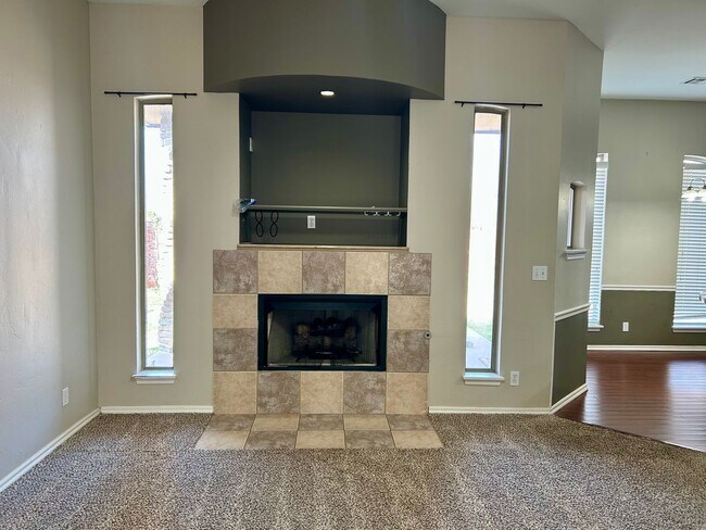 Foto del edificio - AVAILABLE NOW - $500 OFF FIRST FULL MONTH - Beautiful Home In Edmond School District!