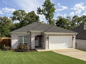 Building Photo - 3401 Village E Dr