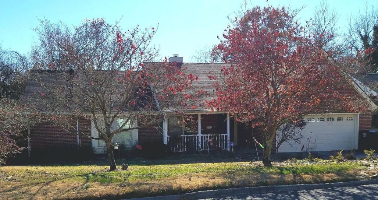 Foto principal - West Knoxville 37922 - 3 bedroom, 2 bath h...