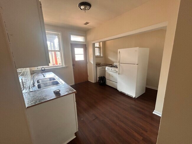 Foto del edificio - 4811 W Warwick Ave