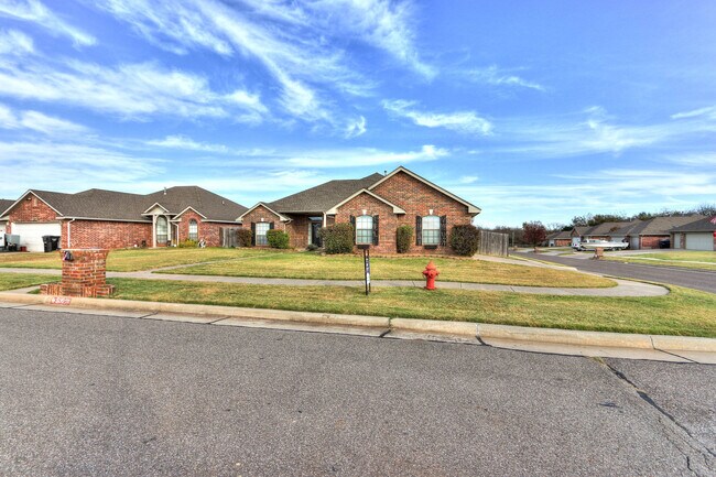 Building Photo - 500 Loyd Ln