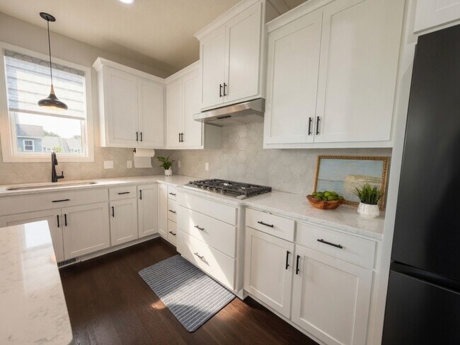 Foto del edificio - Gorgeous 3bed 3bath Home, Nestled in The Desirable Harvest West Neighborhood of Chaska